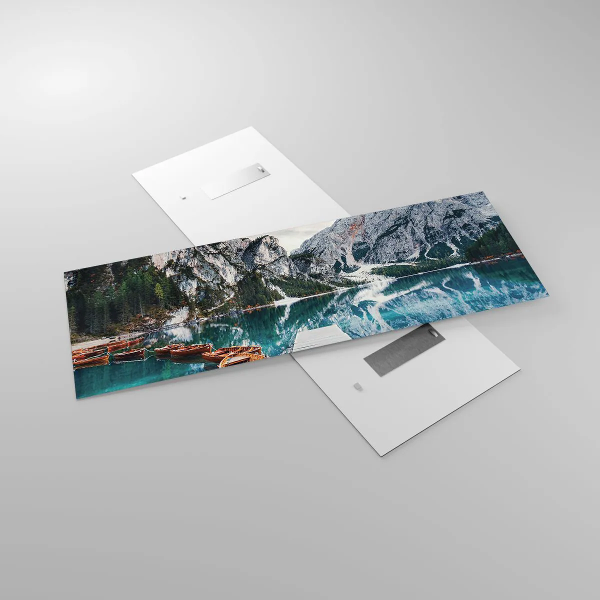 Glasbild - Bild auf glas - Ein See mit Booten, umgeben von Bergen - 140x50cm - Wir zeigen Ihnen Schönheit - Moderne Wanddekoration für Wohnzimmer und Schlafzimmer ARTTOR