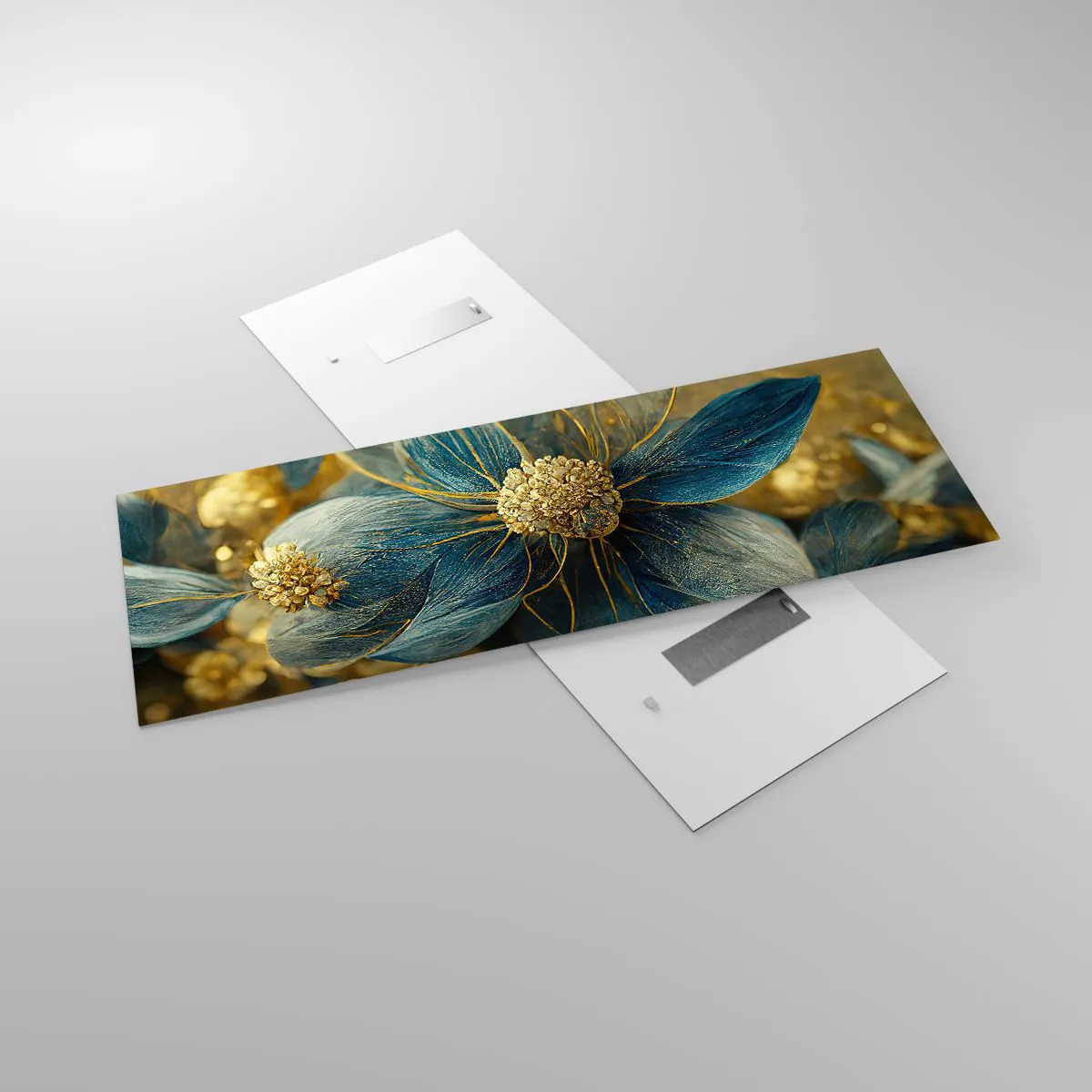 Quadro su vetro - Eleganti fiori nei toni del blu e dell'oro - 140x50cm - Fiorire d'oro - Decorazione murale moderna per soggiorno e camera da letto ARTTOR