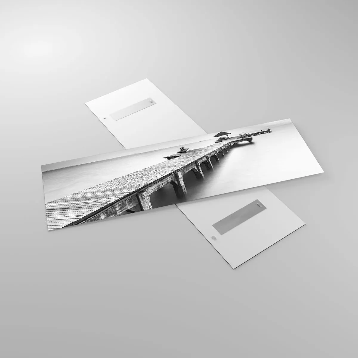 Glasbild - Bild auf glas - Eine Schwarzweißansicht eines Holzstegs über ruhigem Wasser. - 160x50cm - In die Ferne - Moderne Wanddekoration für Wohnzimmer und Schlafzimmer ARTTOR