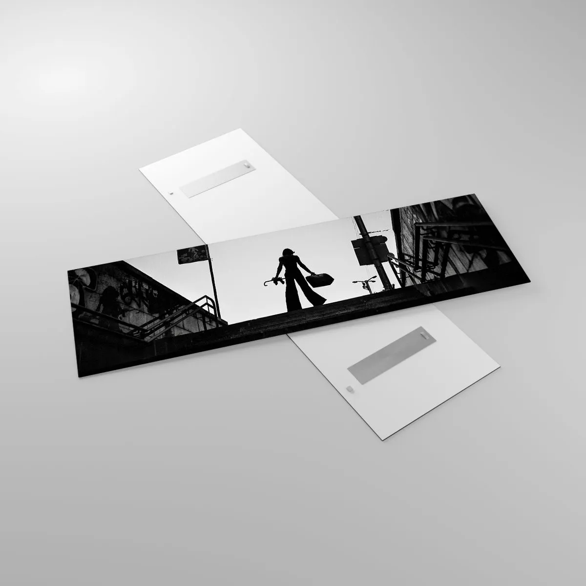 Glasbild - Bild auf glas - Eine Frauenfigur auf der Treppe in Schwarzweiß mit dynamischer Atmosphäre - 160x50cm - Städtisches Wandern - Moderne Wanddekoration für Wohnzimmer und Schlafzimmer ARTTOR