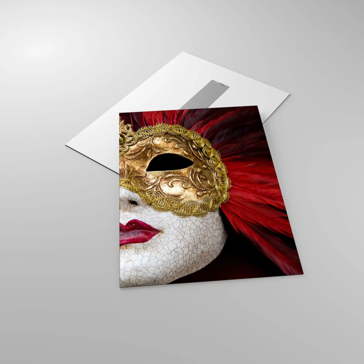 Obraz na szkle - Złota maska karnawałowa z czerwonymi piórami - 50x70cm - Obietnica karnawałowej przygody - Nowoczesna dekoracja ścienna do salonu, kuchni i sypialni ARTTOR