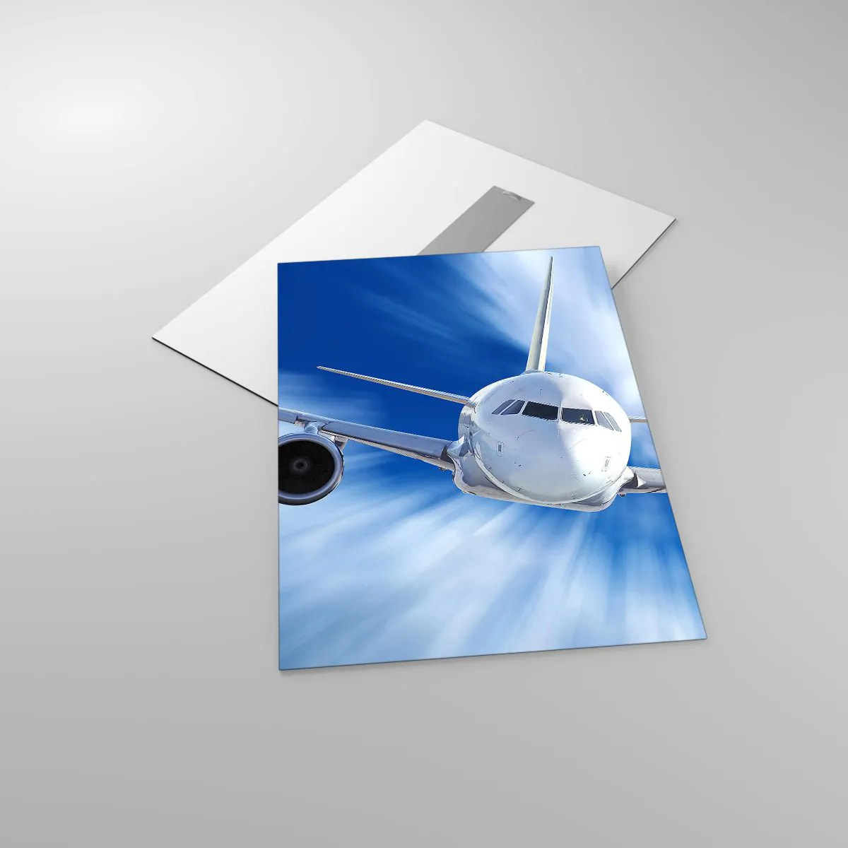 Obraz na szkle - Samolot pasażerski na tle błękitnego, dynamicznego nieba - 50x70cm - Szybszy niż wiatr na niebie - Nowoczesna dekoracja ścienna do salonu, kuchni i sypialni ARTTOR