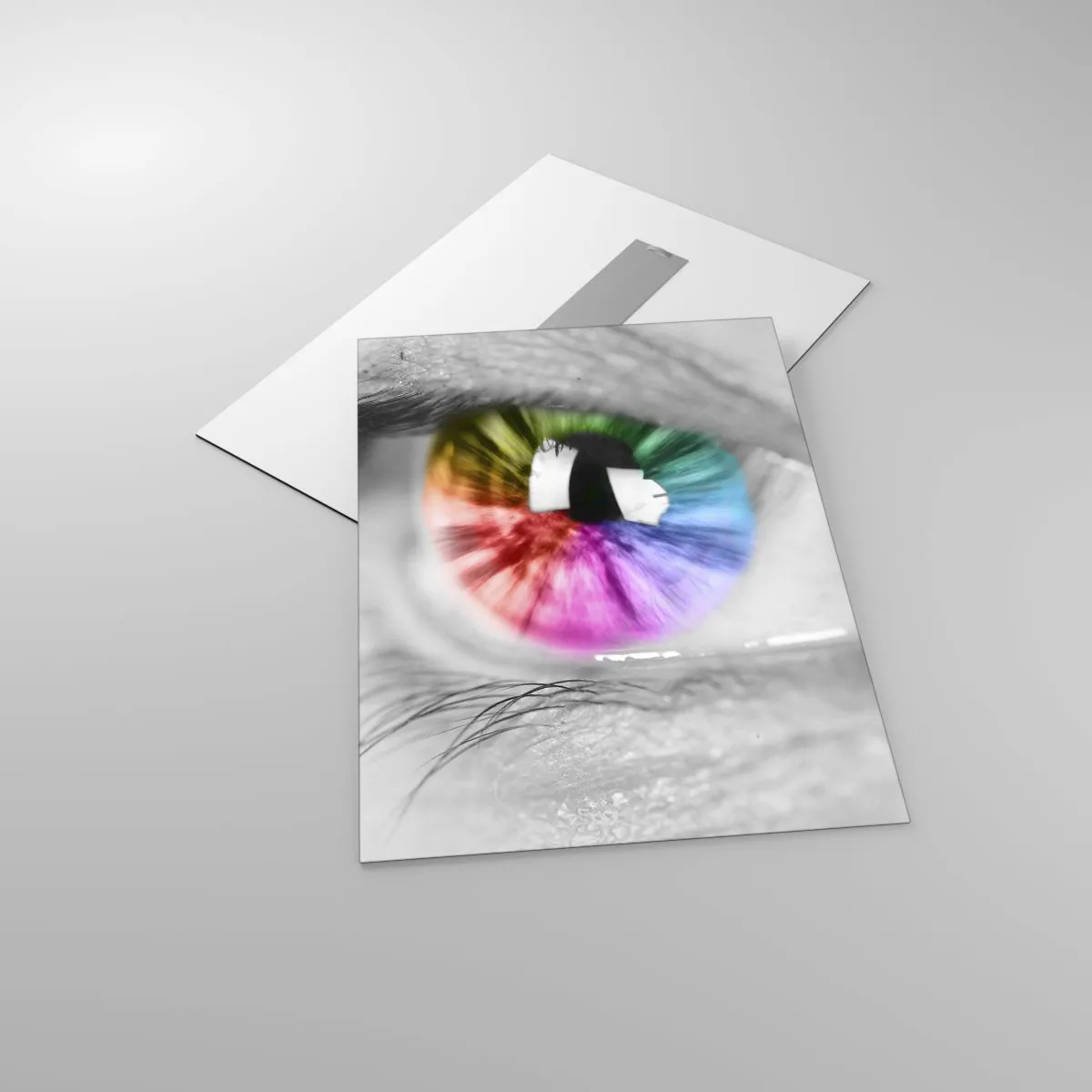 Obraz na szkle - Kolorowa tęczówka oka na czarno-białym tle - 50x70cm - Patrzeć na świat kolorowo - Nowoczesna dekoracja ścienna do salonu, kuchni i sypialni ARTTOR