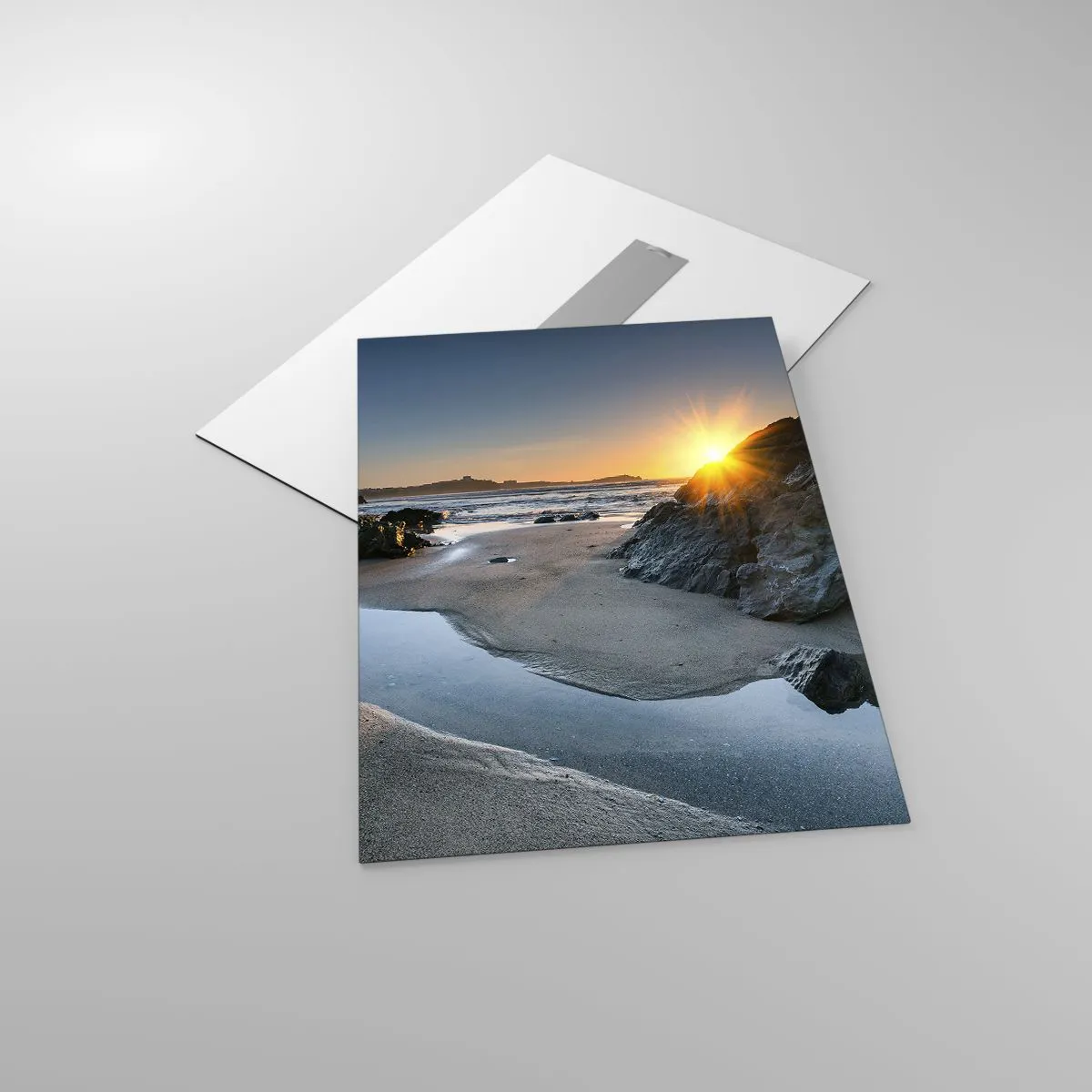 Quadro su vetro - Spiaggia all'alba con rocce pittoresche e acqua - 50x70cm - Mai toccate da mano umana - Decorazione murale moderna per soggiorno e camera da letto ARTTOR