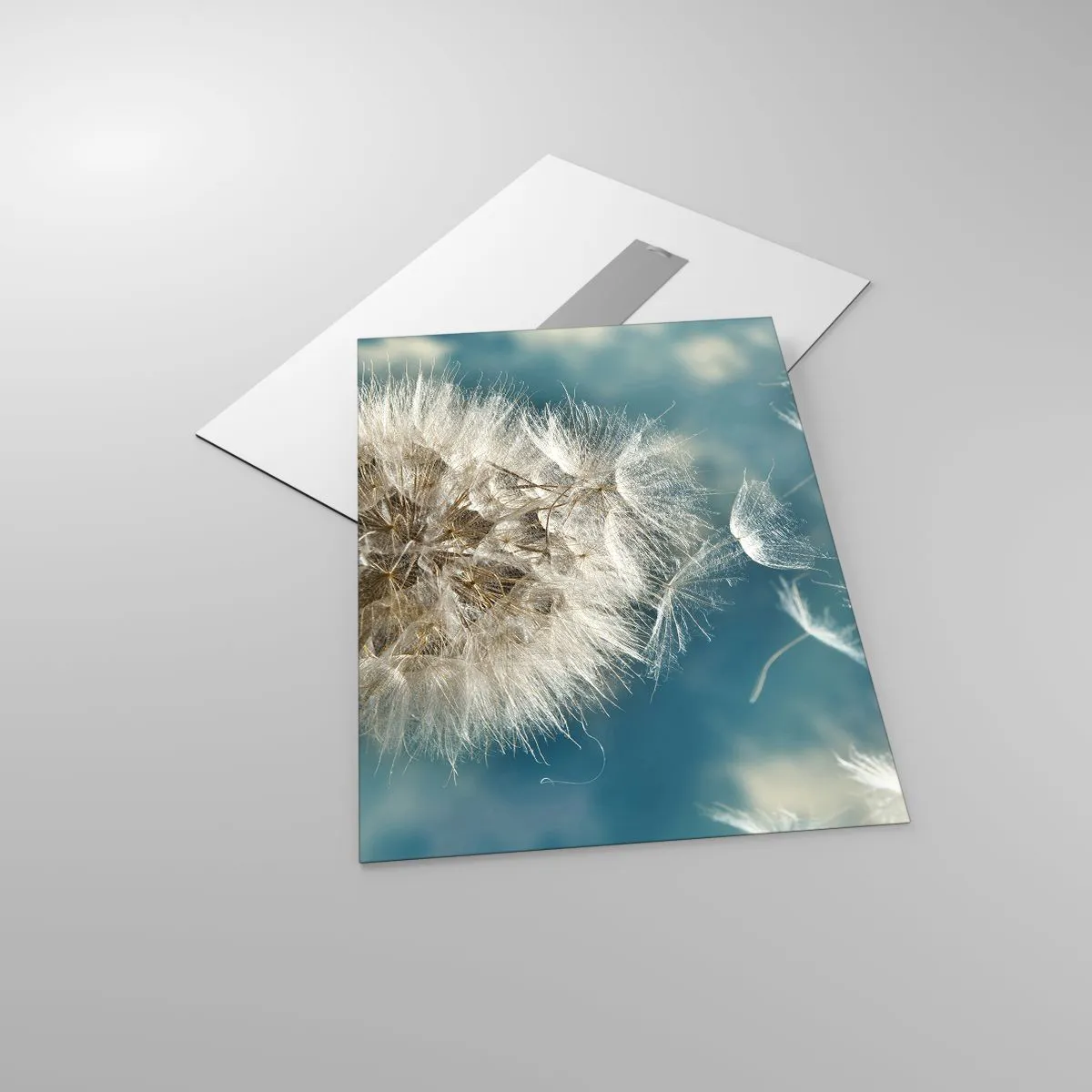 Glasbild - Bild auf glas - Ein zarter Löwenzahn vor dem Himmel mit schwebenden Samen - 50x70cm - Engelsatem - Moderne Wanddekoration für Wohnzimmer und Schlafzimmer ARTTOR