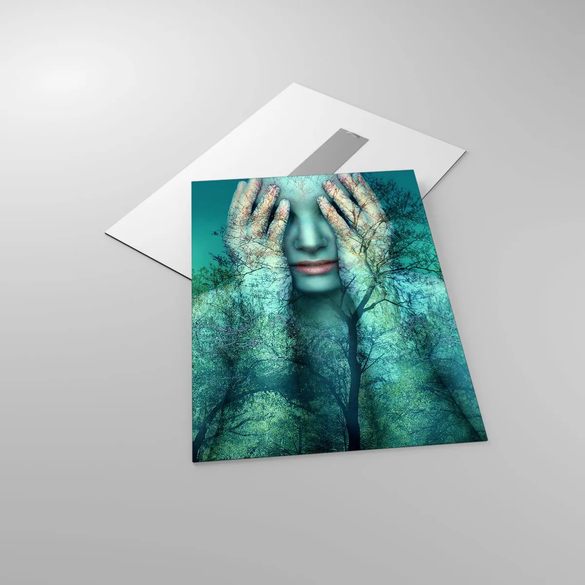 Obraz na skle - Ponořená do modré - 50x70 cm