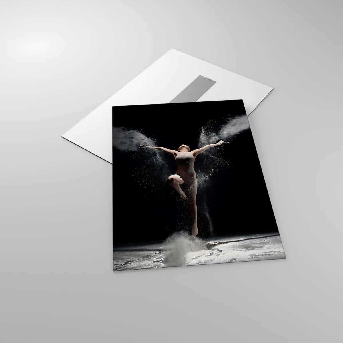 Glasbild - Bild auf glas - Eine Tänzerin in Pulverwolken vor schwarzem Hintergrund - 50x70cm - Elfen existieren - Moderne Wanddekoration für Wohnzimmer und Schlafzimmer ARTTOR