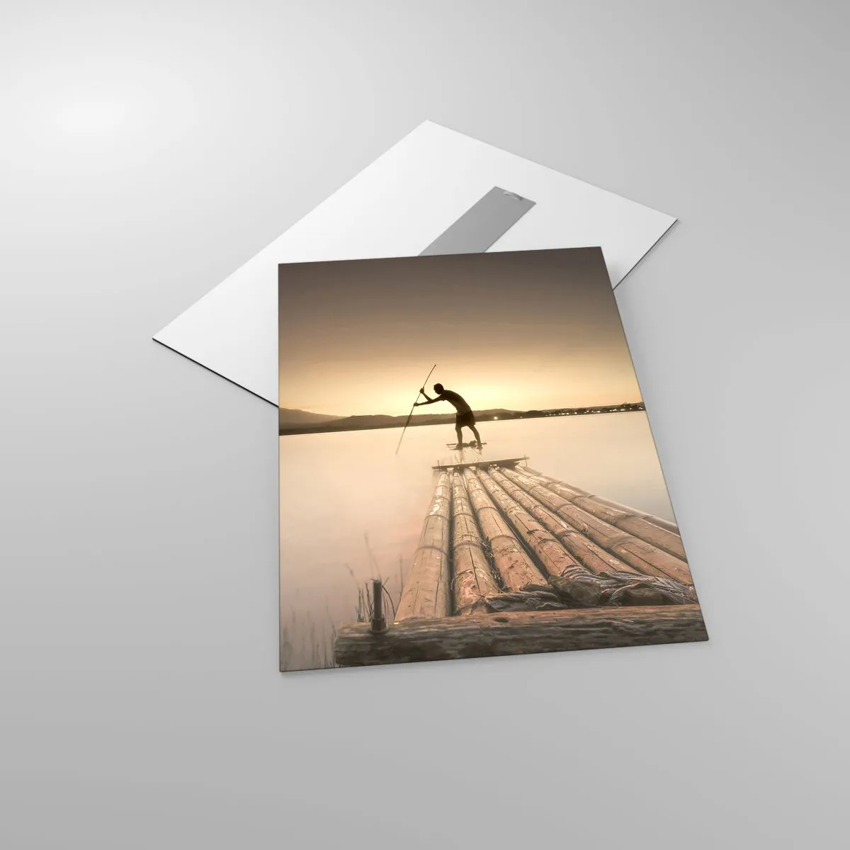 Impression sur verre - Image sur verre - Un pêcheur sur un radeau en bambou au crépuscule - 50x70cm - Avant la fin du jour - Décoration murale moderne pour le salon et la chambre ARTTOR
