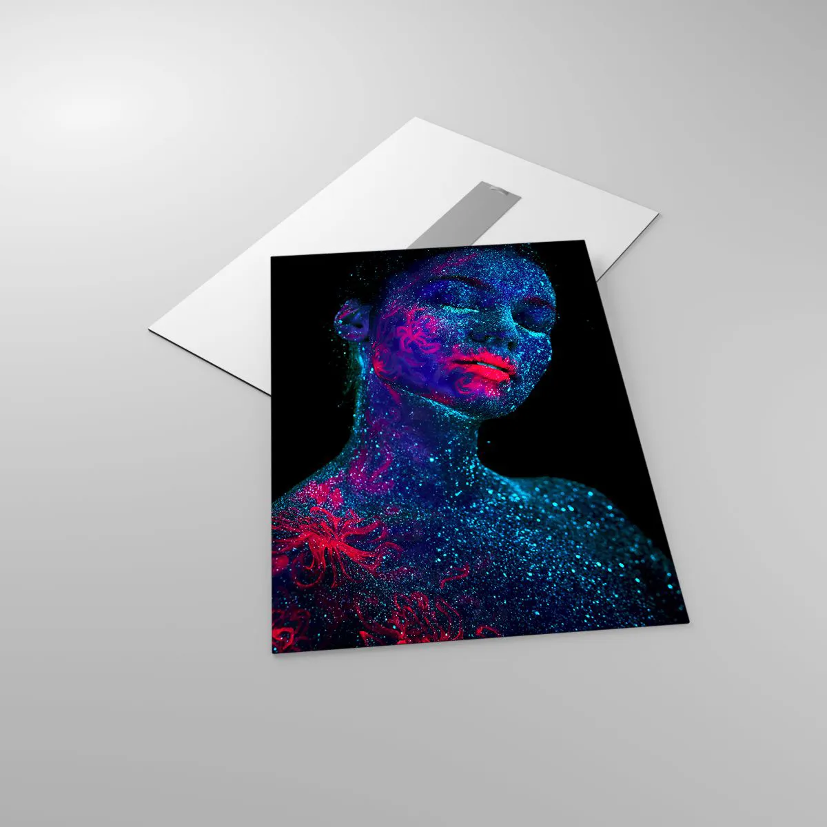 Cuadro sobre vidrio - Impresiones sobre Vidrio - Retrato de una mujer con pintura corporal fluorescente - 50x70cm - En polvo de estrellas - Decoración de pared moderna para salón y dormitorio ARTTOR