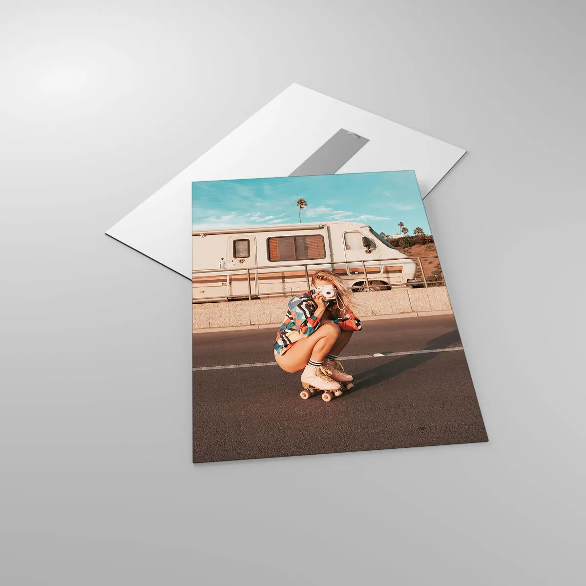 Impression sur verre - Image sur verre - Une fille en patins à roulettes prenant des photos sous le soleil californien. - 50x70cm - Souriez s'il-vous-plait! - Décoration murale moderne pour le salon et la chambre ARTTOR