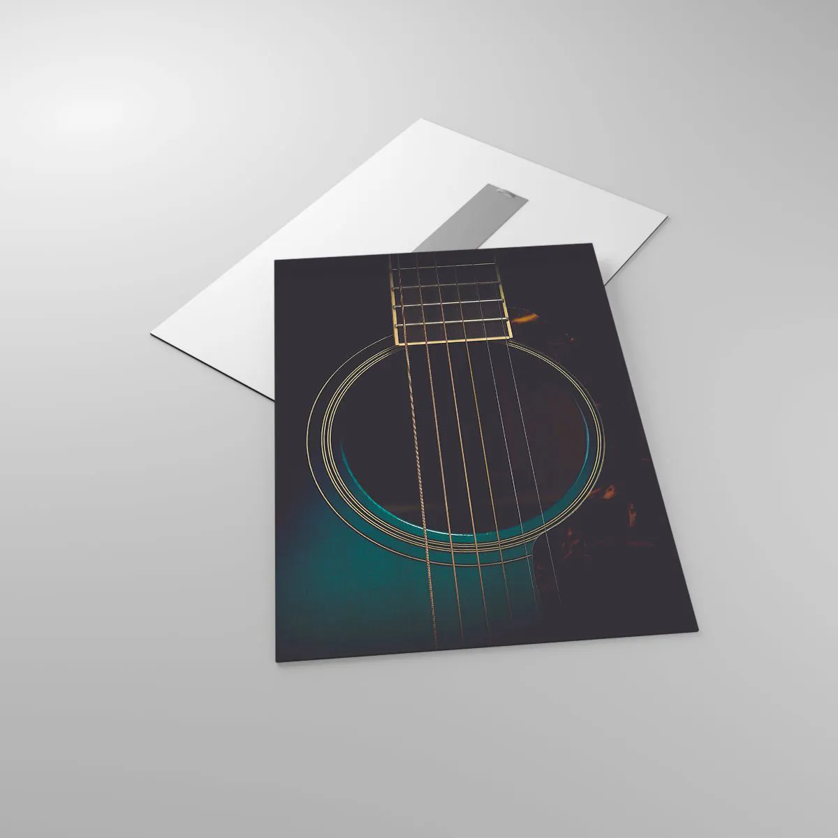 Glasbild - Bild auf glas - Nahaufnahme einer schwarzen Akustikgitarre mit Saitendetails - 50x70cm - Einen Moment bevor es ertönt - Moderne Wanddekoration für Wohnzimmer und Schlafzimmer ARTTOR