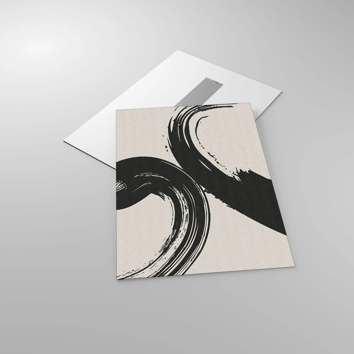 Glasbild - Bild auf glas - Schwarze, dynamische kalligrafische Pinselstriche auf hellem Hintergrund. - 50x70cm - Ausladend und kreisförmig - Moderne Wanddekoration für Wohnzimmer und Schlafzimmer ARTTOR