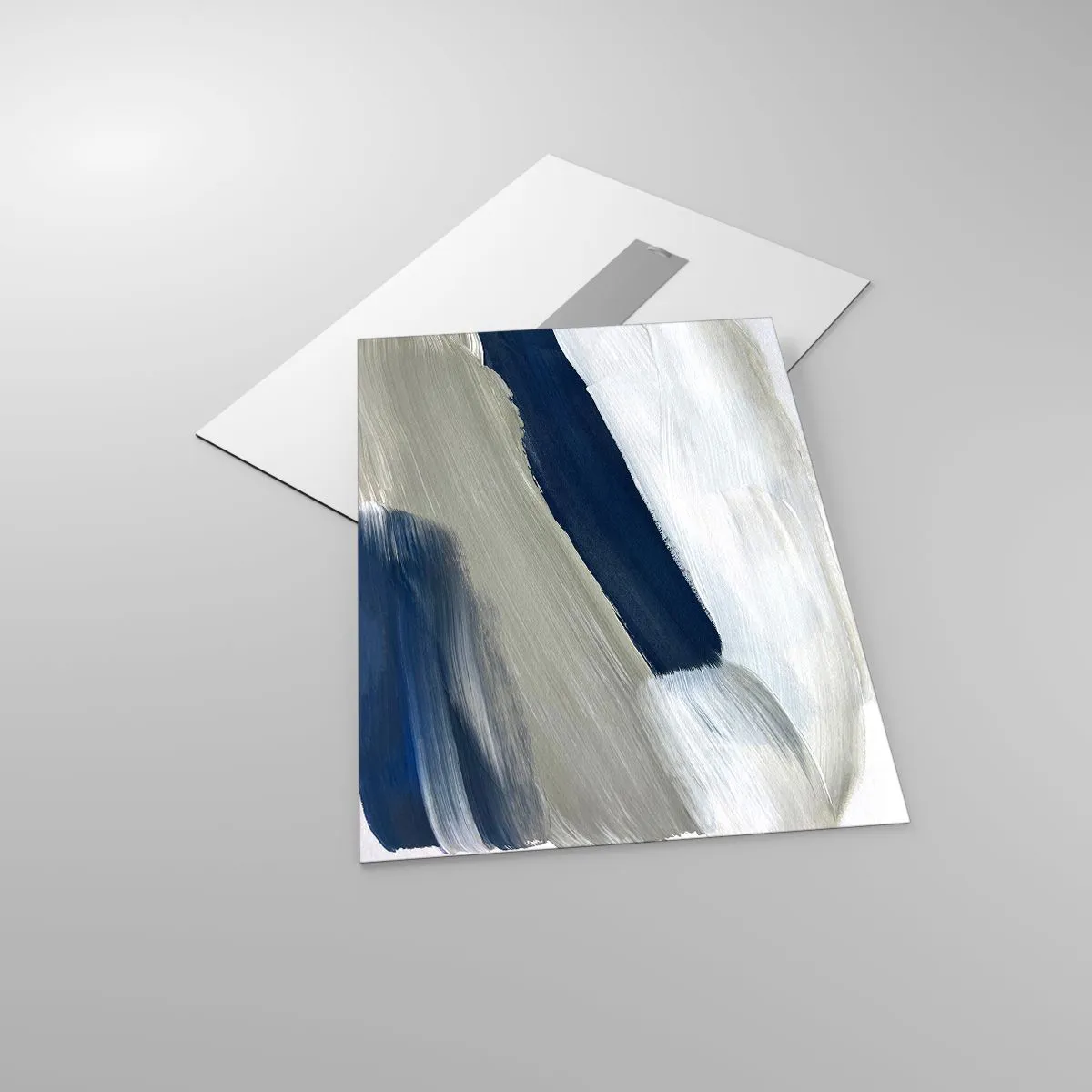 Glasbild - Bild auf glas - Minimalistische Abstraktion mit dynamischen Strichen in Weiß, Marineblau und Grau. - 50x70cm - Begegnung mit dem Weißsein - Moderne Wanddekoration für Wohnzimmer und Schlafzimmer ARTTOR