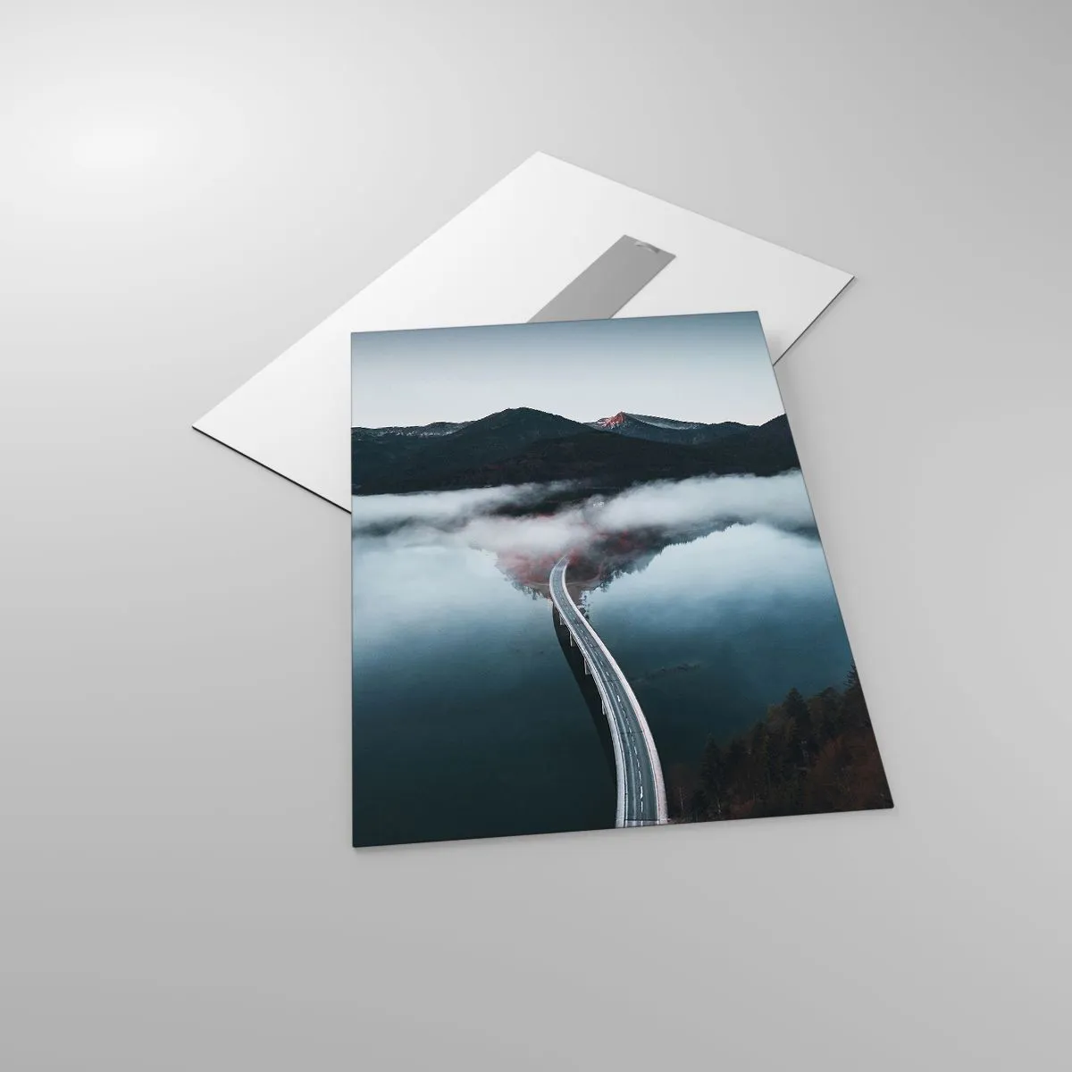 Tablou pe sticlă - Peste o apă netedă ca o oglindă - 50x70 cm