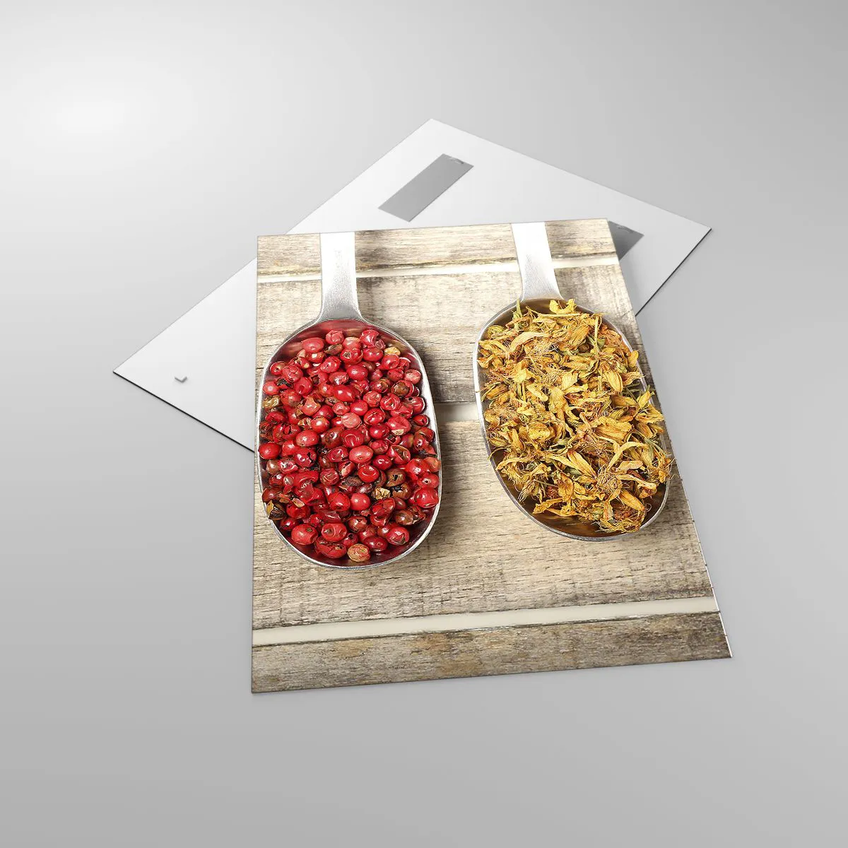 Cuadro sobre vidrio - Impresiones sobre Vidrio - Tres cucharas de metal con especias sobre un fondo de madera. - 70x100cm - La magia de la cocina - Decoración de pared moderna para salón y dormitorio ARTTOR