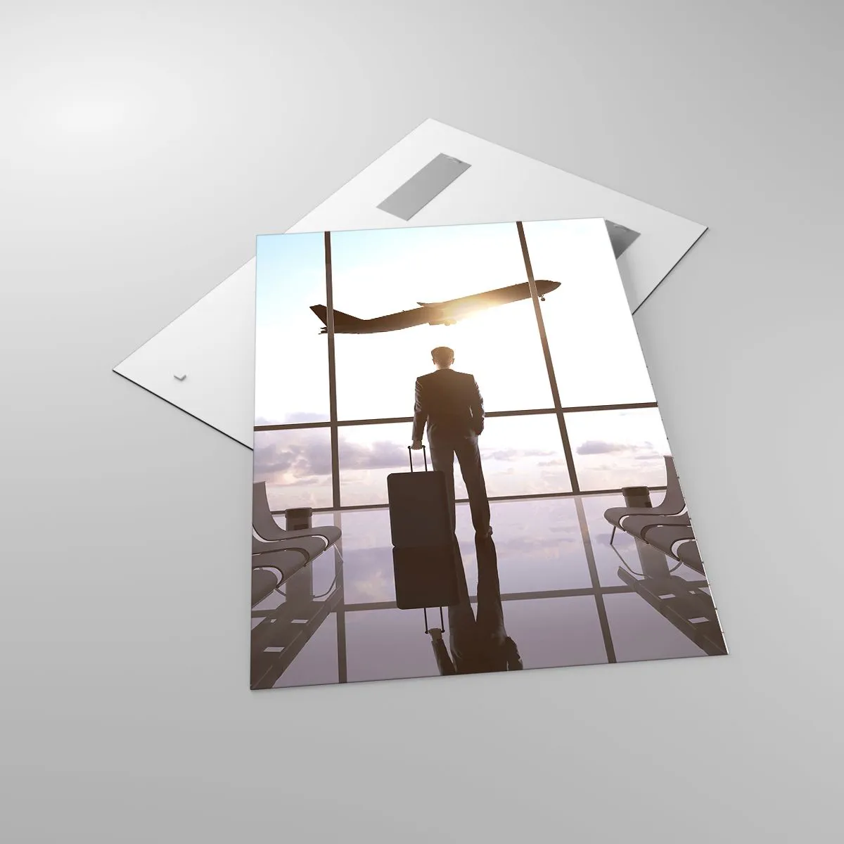 Obraz na szkle - Biznesmen na lotnisku z samolotem w tle - 70x100cm - Masz czas, zwolnij - Nowoczesna dekoracja ścienna do salonu i sypialni ARTTOR