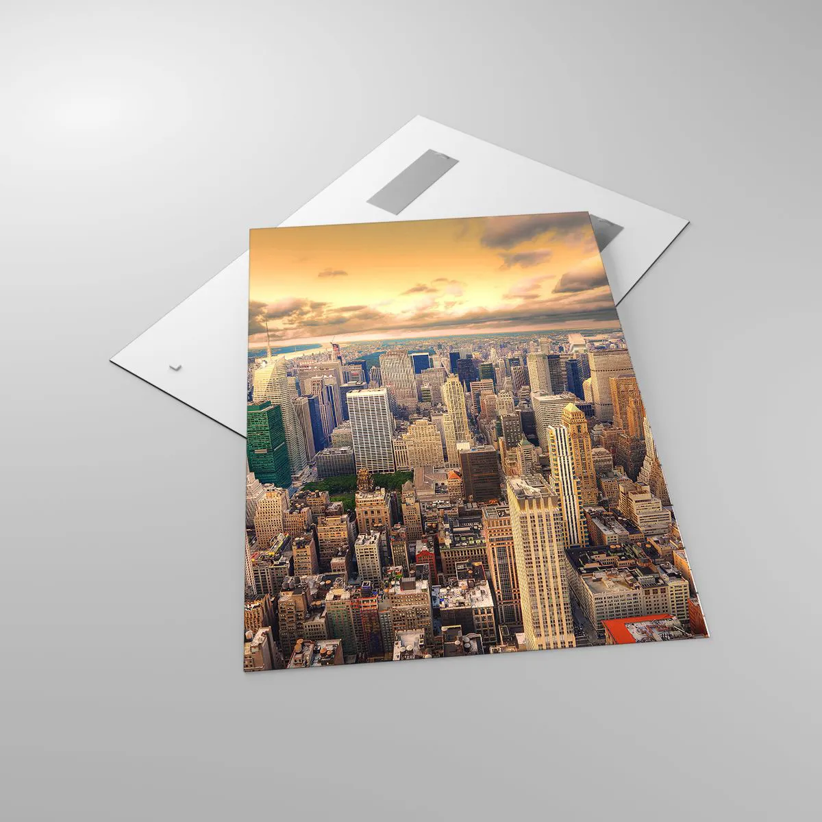 Obraz na szkle - Panorama miasta z widokiem na drapacze chmur o zachodzie słońca - 70x100cm - Wyzłocone metropolis - Nowoczesna dekoracja ścienna do salonu i sypialni ARTTOR