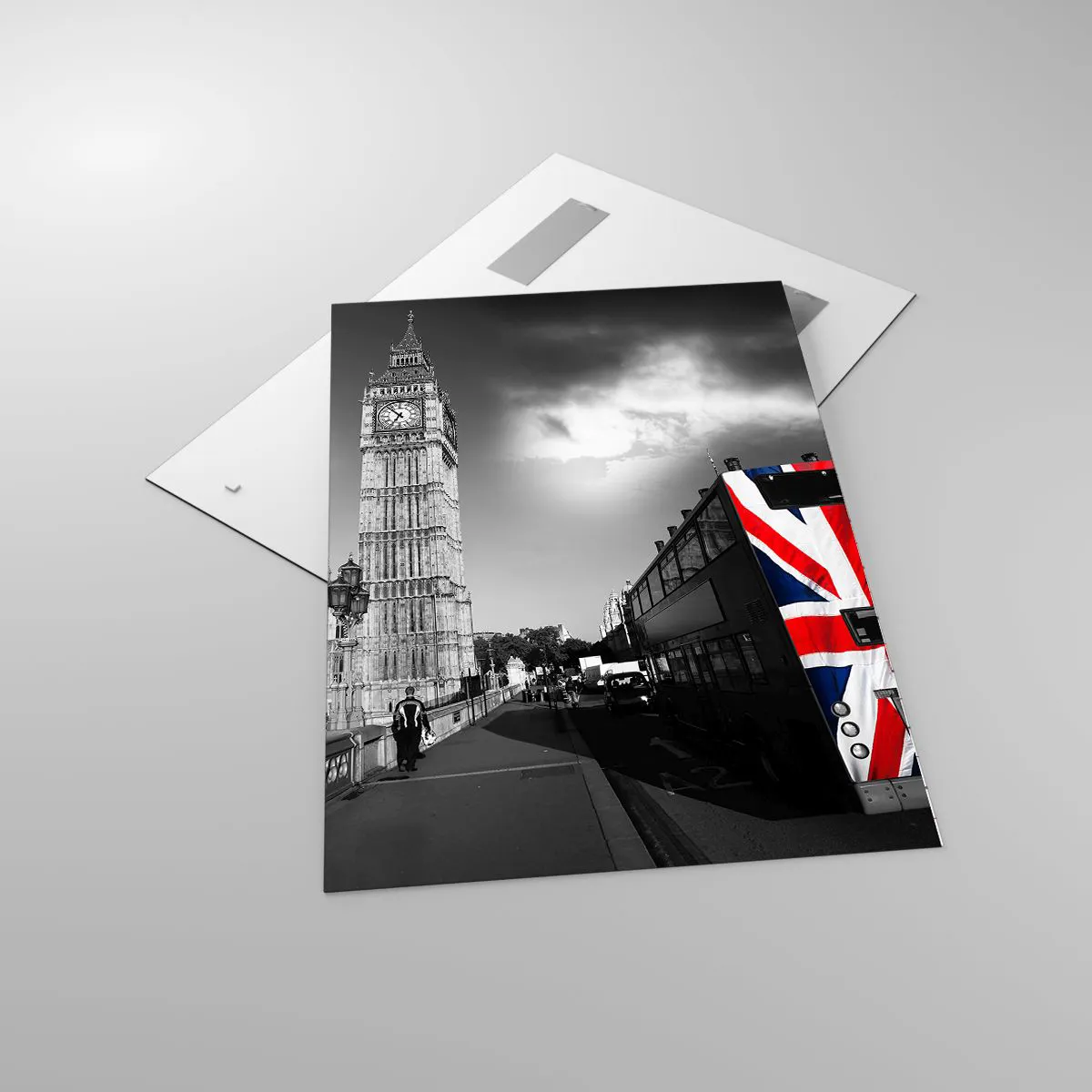 Glasbild - Bild auf glas - Big Ben und ein Bus mit britischer Flagge vor schwarz-weißem Hintergrund - 70x100cm - Stolz und toll - Moderne Wanddekoration für Wohnzimmer und Schlafzimmer ARTTOR