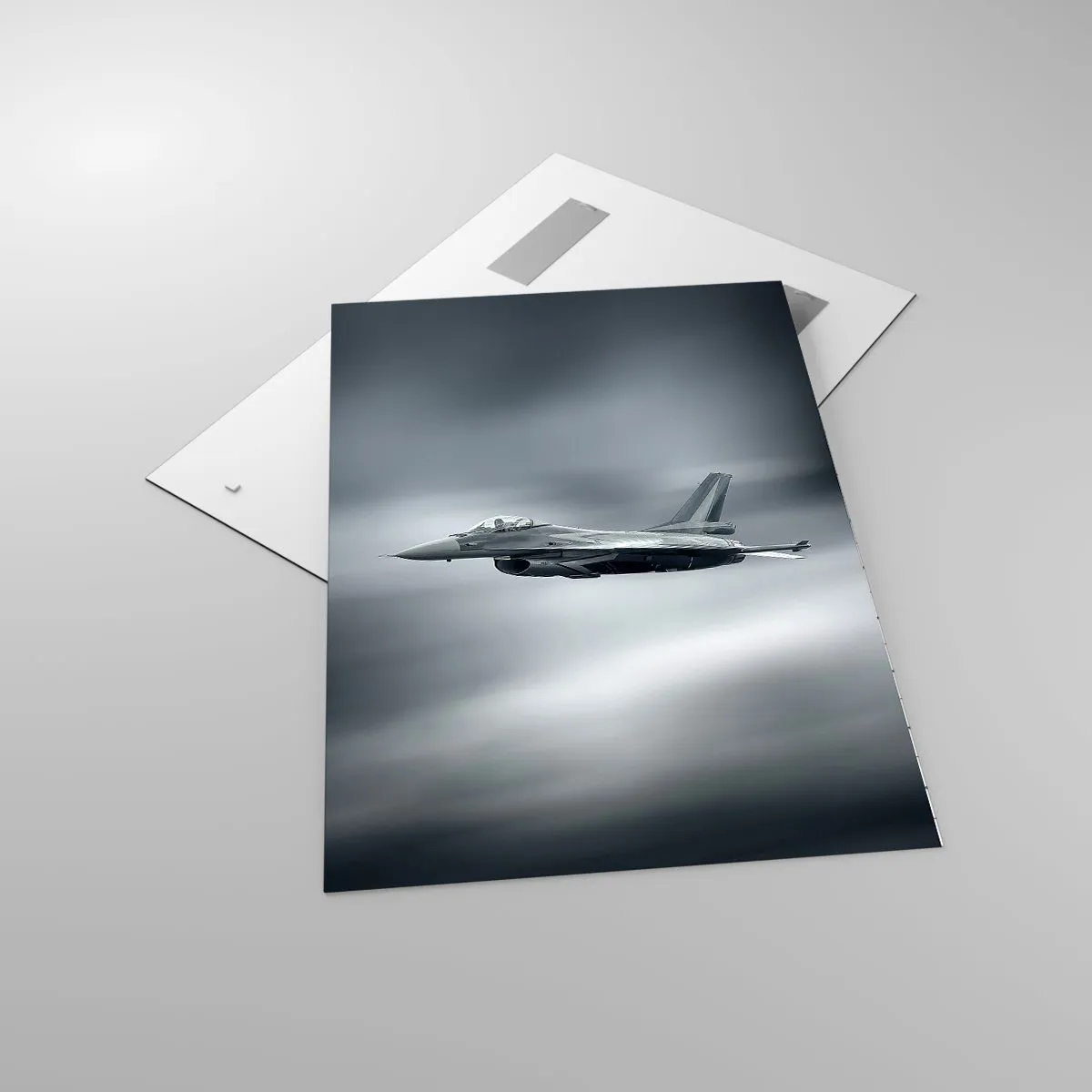 Glasbild - Bild auf glas - Ein Kampfjet im Flug vor einem bewölkten Himmel - 70x100cm - Wirst du herausfordern? - Moderne Wanddekoration für Wohnzimmer und Schlafzimmer ARTTOR