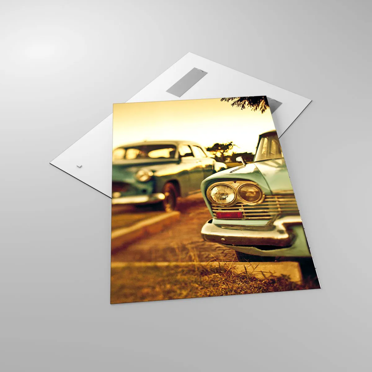 Impression sur verre - Image sur verre - Voitures classiques dans la chaude lumière du coucher du soleil - 70x100cm - Nous attendrons et verrons - Décoration murale moderne pour le salon et la chambre ARTTOR