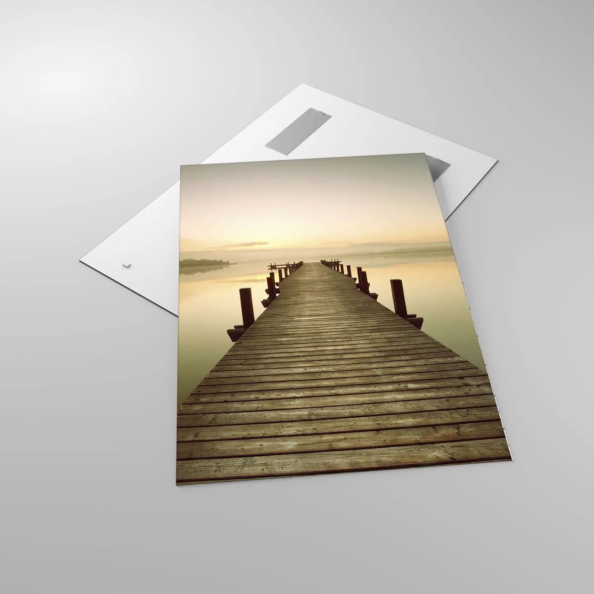 Glasbild - Bild auf glas - Ein Holzsteg an einem ruhigen See am Morgen - 70x100cm - Tagesanbruch, Morgendämmerung, Licht - Moderne Wanddekoration für Wohnzimmer und Schlafzimmer ARTTOR