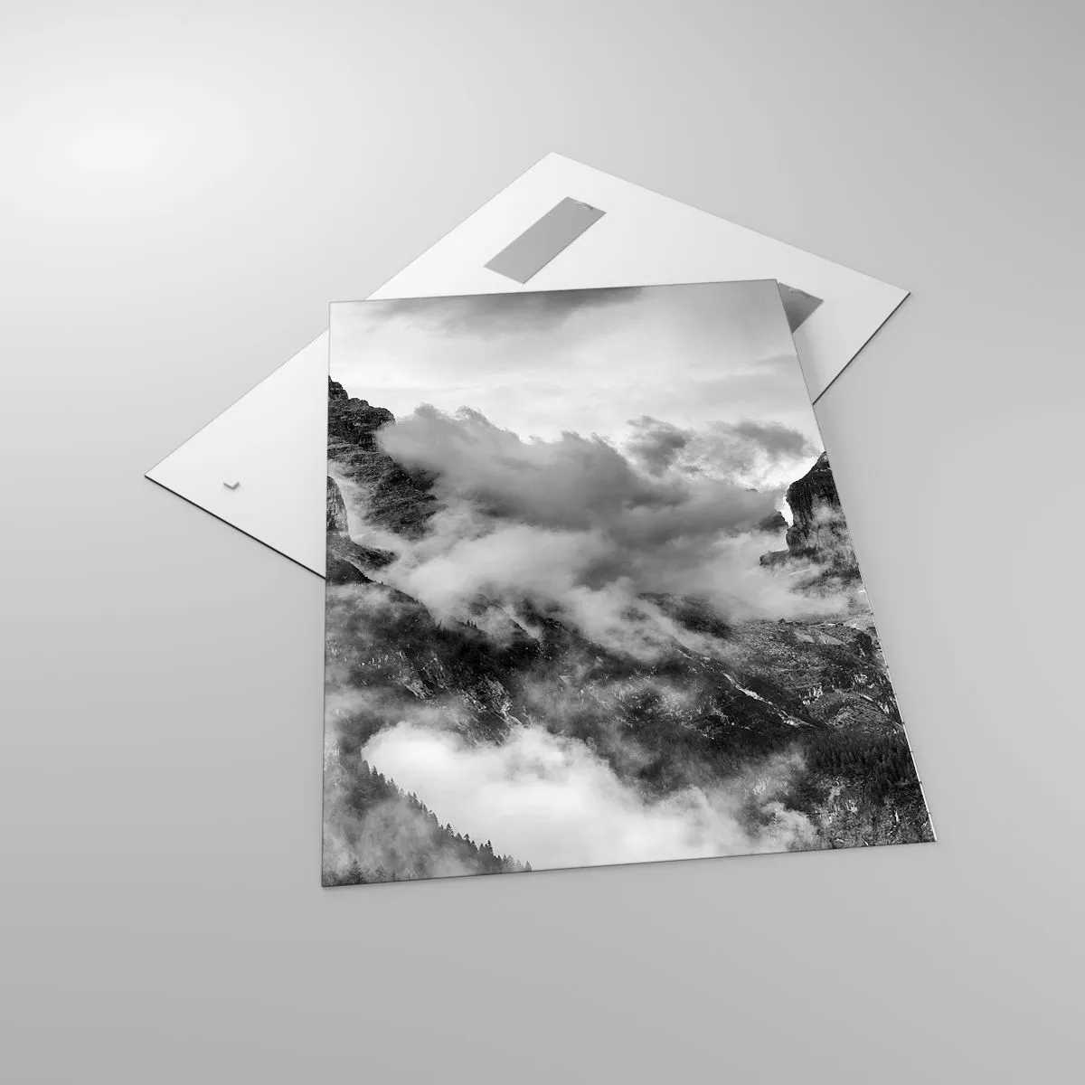 Glasbild - Bild auf glas - Schwarz-Weiß-Ansicht der von Wolken umgebenen Berge - 70x100cm - Schön und grausam - Moderne Wanddekoration für Wohnzimmer und Schlafzimmer ARTTOR