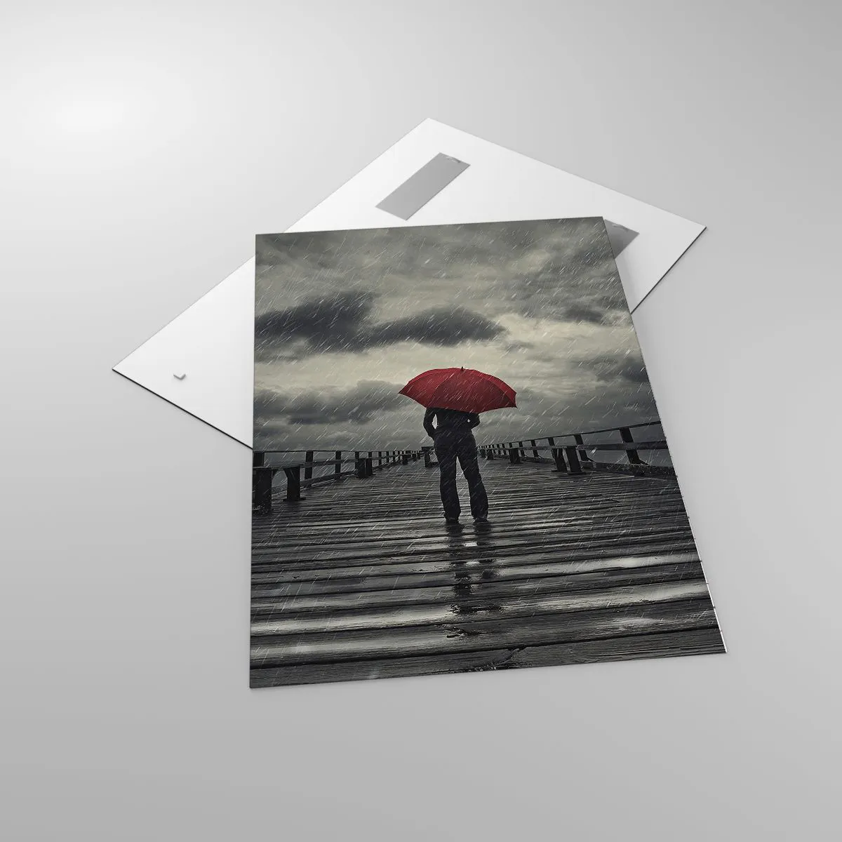 Glasbild - Bild auf glas - Eine Person mit einem roten Regenschirm auf einem verregneten Pier - 70x100cm - Es ist egal, dass es regnet - Moderne Wanddekoration für Wohnzimmer und Schlafzimmer ARTTOR