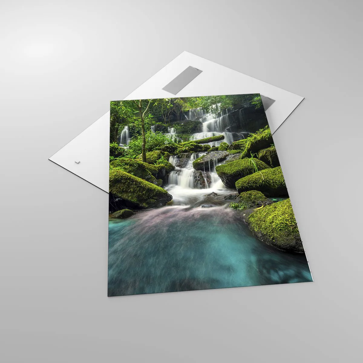 Quadro su vetro - Una cascata tropicale circondata dal verde e dall'acqua turchese - 70x100cm - Turchese, zaffiro e argento liquido - Decorazione murale moderna per soggiorno e camera da letto ARTTOR