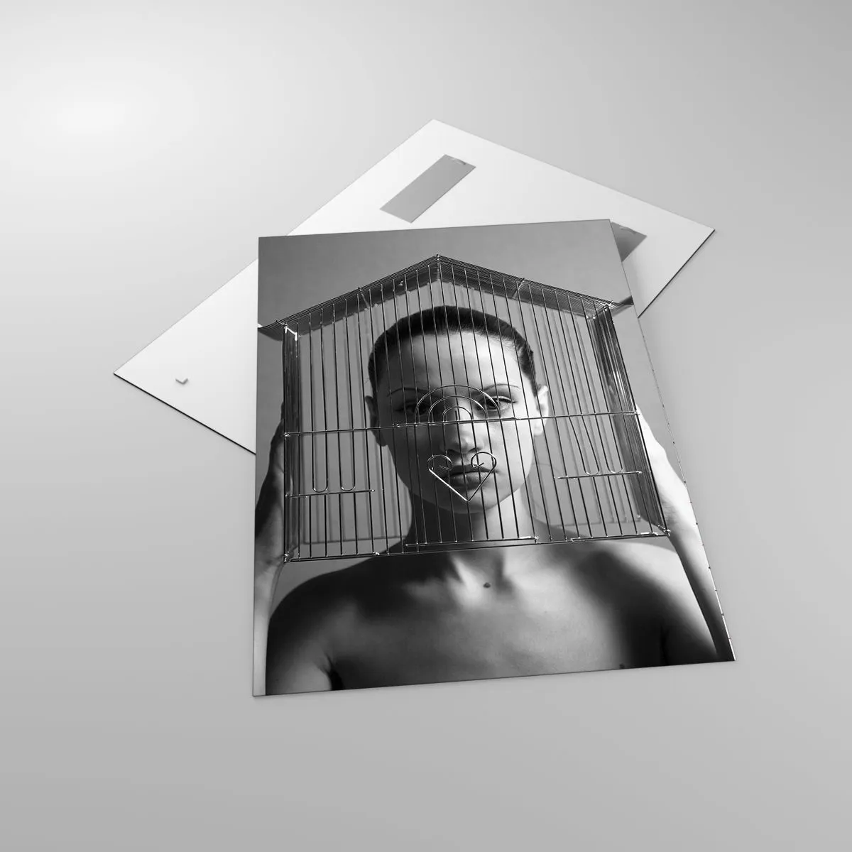 Obraz na szkle - Kobieta za klatką w surrealistycznym stylu - 70x100cm - Portret nieco surrealistyczny - Nowoczesna dekoracja ścienna do salonu i sypialni ARTTOR