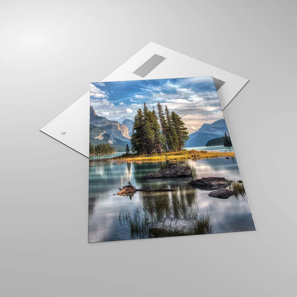 Glasbild - Bild auf glas - Eine Berglandschaft mit einer Insel, umgeben von einem ruhigen See - 70x100cm - An dem tollen und sauberen Wasser ... - Moderne Wanddekoration für Wohnzimmer und Schlafzimmer ARTTOR