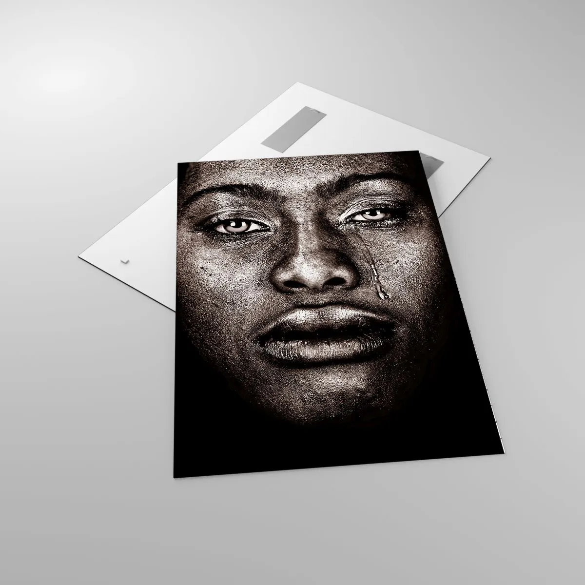 Impression sur verre - Image sur verre - Portrait d'un visage avec une seule larme sur fond noir - 70x100cm - Une larme - Décoration murale moderne pour le salon et la chambre ARTTOR