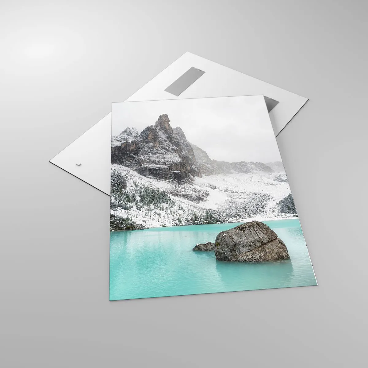 Impression sur verre - Image sur verre - Un paysage de montagne avec un lac entouré de sommets enneigés - 70x100cm - Sur ses gardes - Décoration murale moderne pour le salon et la chambre ARTTOR