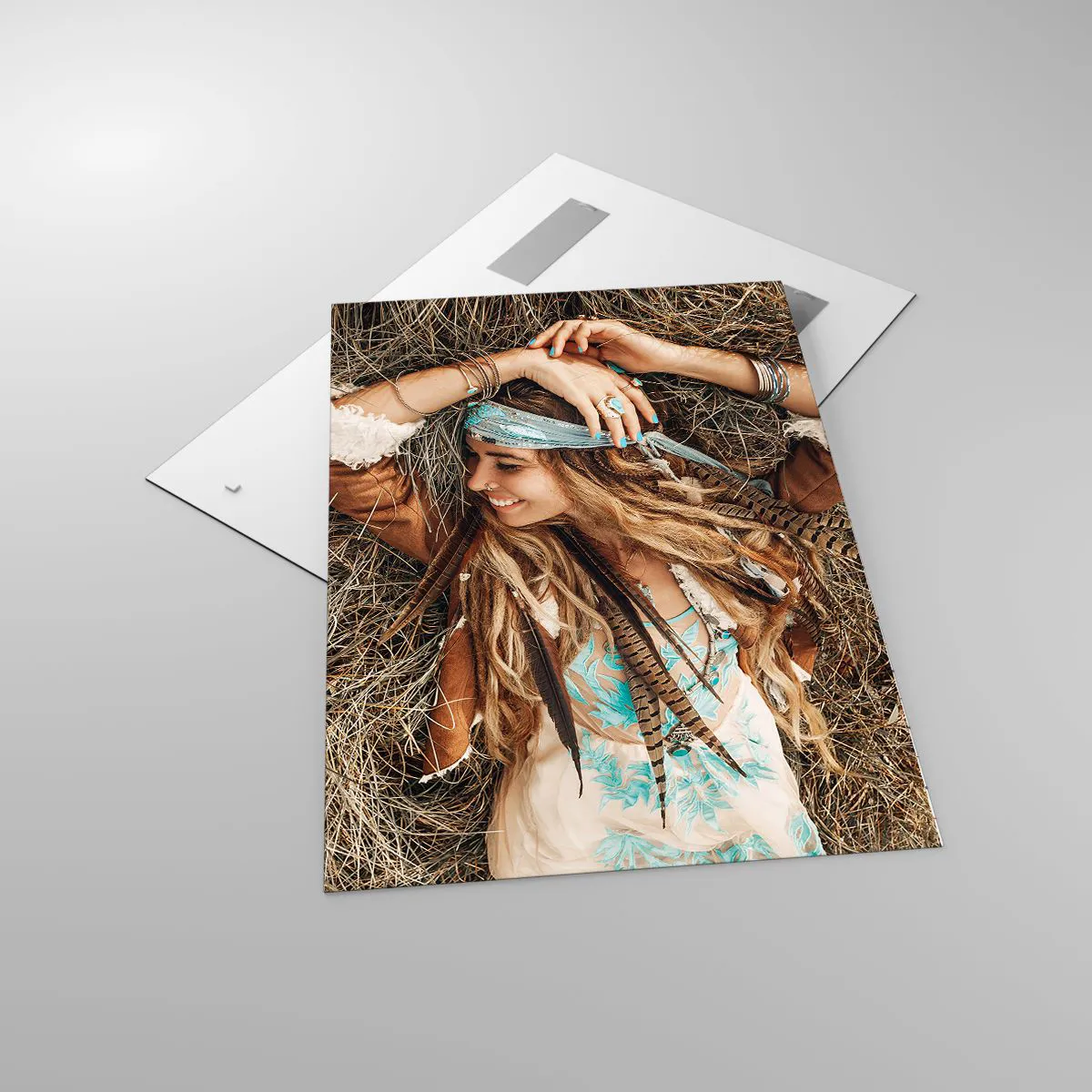 Obraz na szkle - Kobieta w stylu boho leżąca na sianie - 70x100cm - W drodze do lata miłości - Nowoczesna dekoracja ścienna do salonu i sypialni ARTTOR