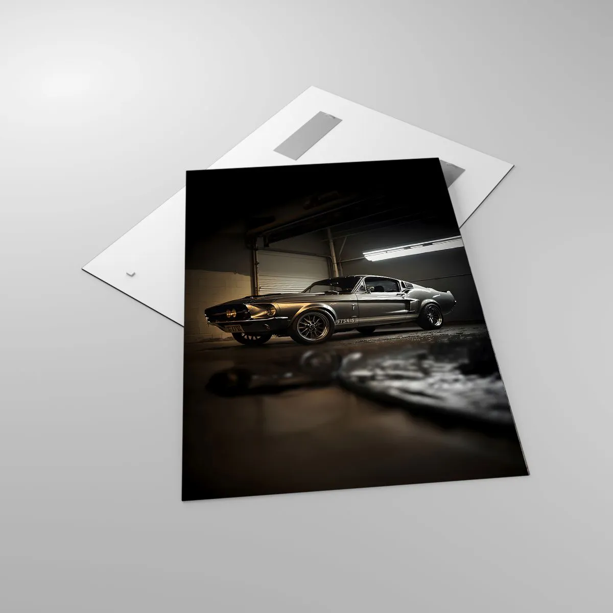 Glasbild - Bild auf glas - Oldtimer in Retro-Garage - 70x100cm - Zurück in die Vergangenheit - Moderne Wanddekoration für Wohnzimmer und Schlafzimmer ARTTOR