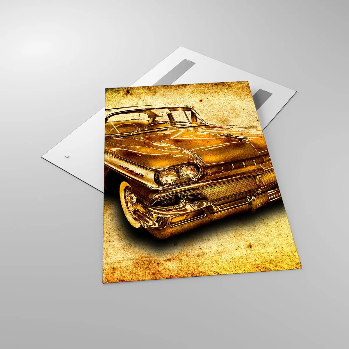 Glasbild - Bild auf glas - Ein goldenes klassisches Retro-Auto auf einem Vintage-Hintergrund mit gealtertem Effekt. - 80x120cm - Die unvergängliche Schönheit der Klassiker - Moderne Wanddekoration für Wohnzimmer und Schlafzimmer ARTTOR