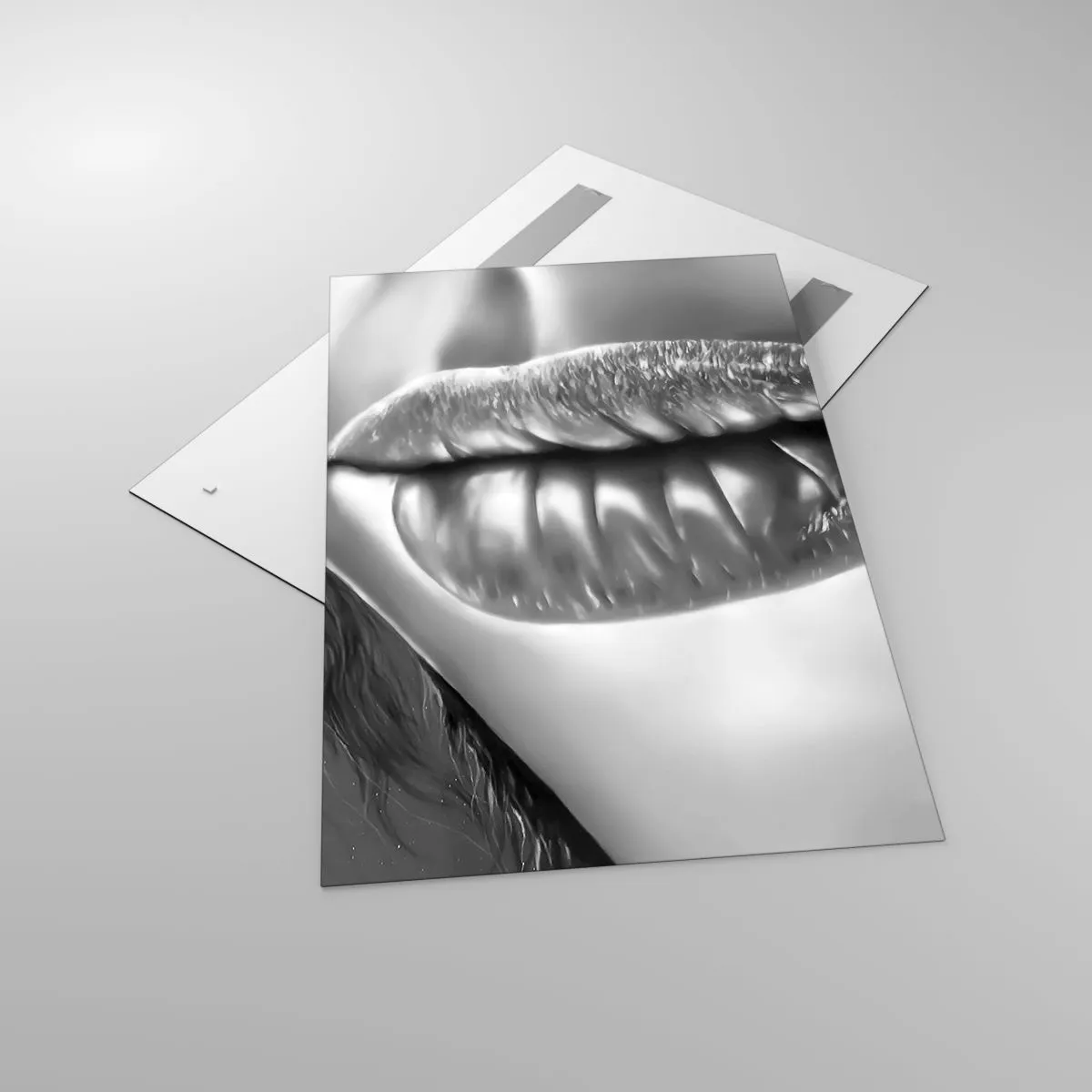 Glasbild - Bild auf glas - Schwarz-weiße Nahaufnahme der Lippen einer Frau mit Glanzeffekt und Details. - 80x120cm - Ich weiß, was du denkst… - Moderne Wanddekoration für Wohnzimmer und Schlafzimmer ARTTOR