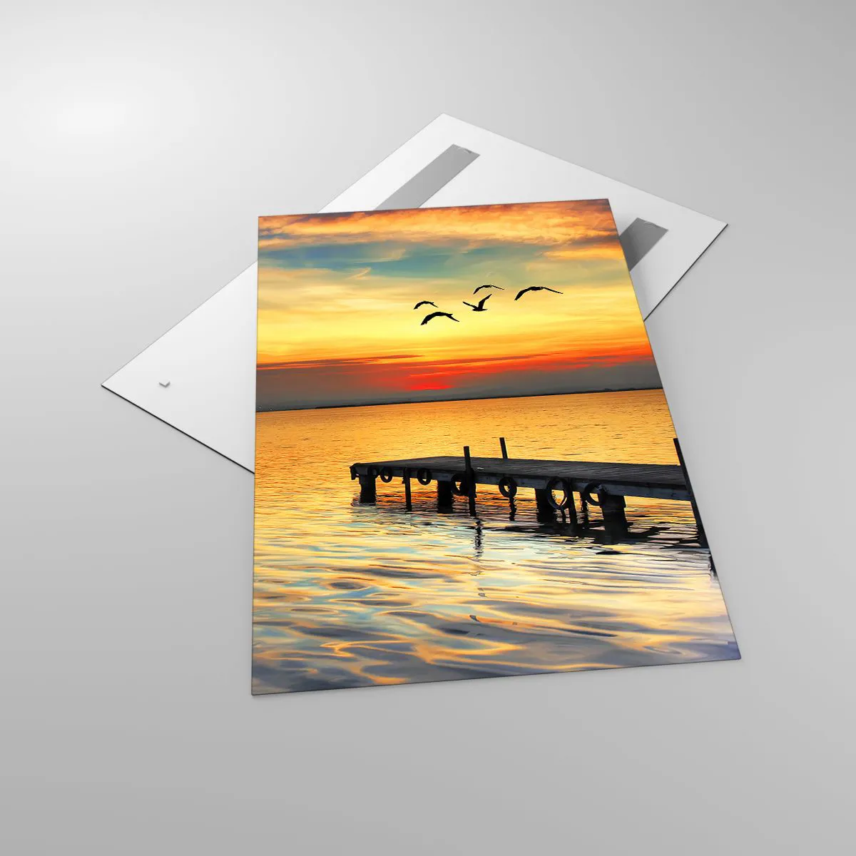 Impression sur verre - Image sur verre - Coucher de soleil avec un voilier et une jetée sur un lac calme - 80x120cm - Le soir revient - Décoration murale moderne pour le salon et la chambre ARTTOR