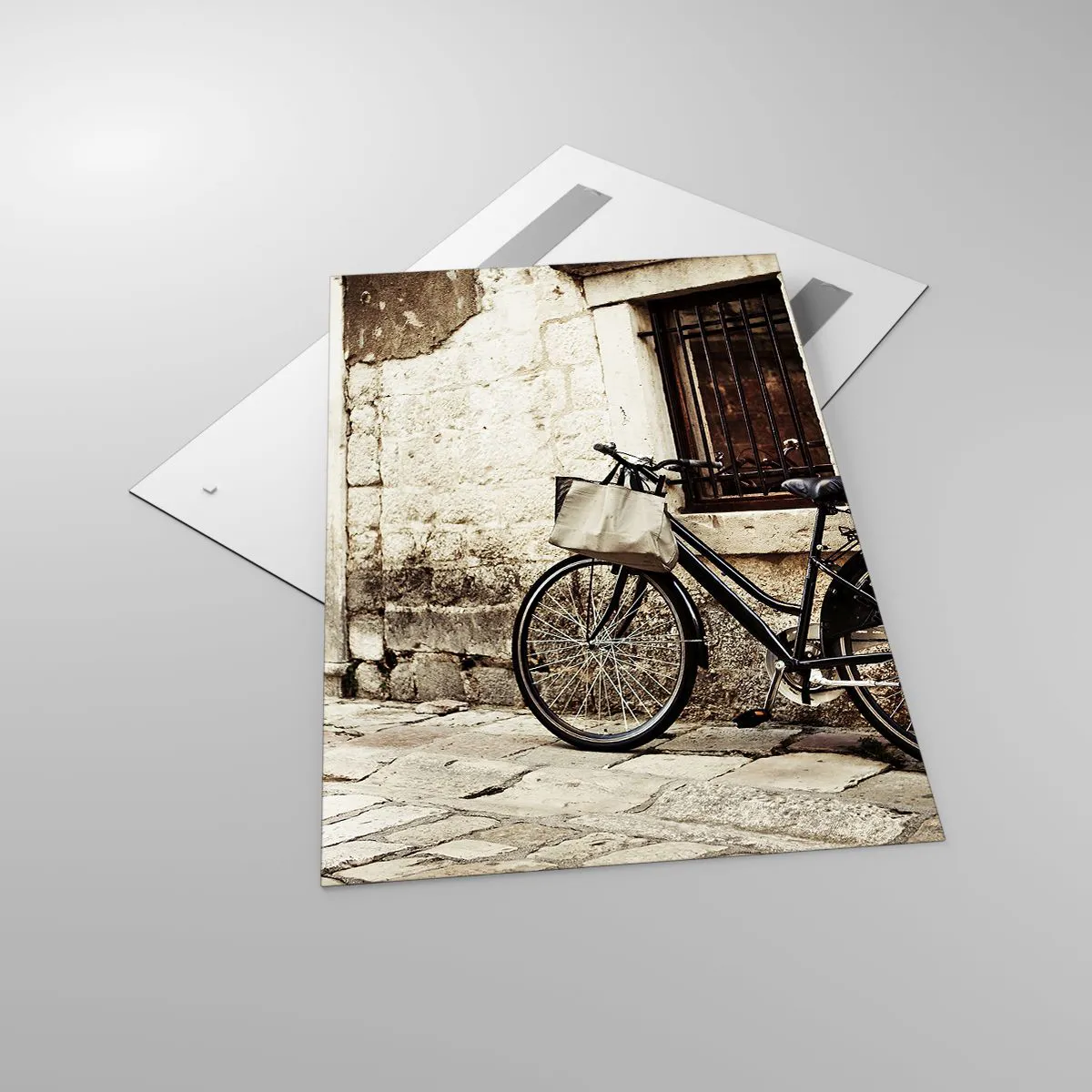 Impression sur verre - Image sur verre - Un vélo contre un mur de pierre avec une fenêtre et une porte de style rétro - 80x120cm - Retour au passé - Décoration murale moderne pour le salon et la chambre ARTTOR