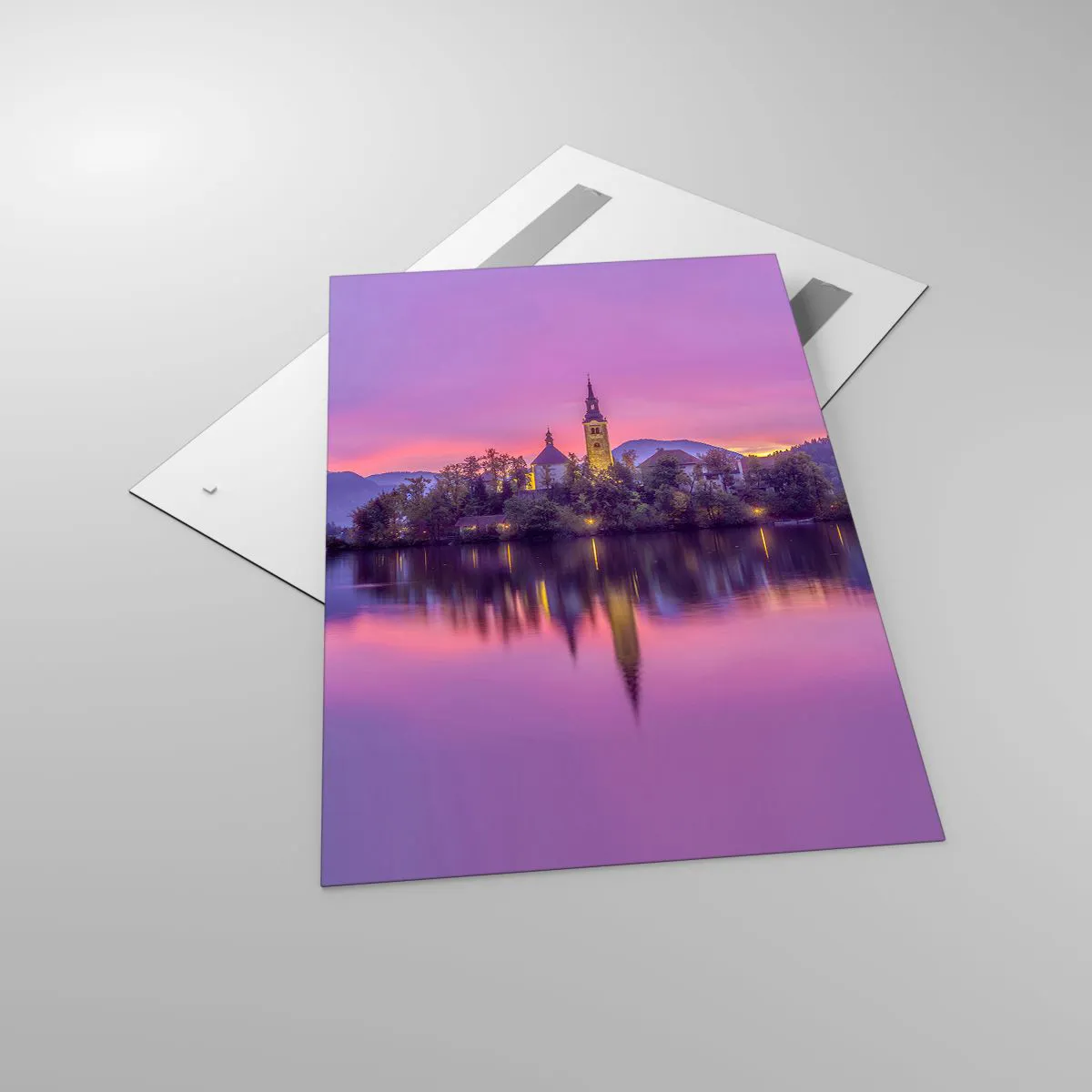 Glasbild - Bild auf glas - See mit einer Insel und einer Kirche bei Sonnenuntergang - 80x120cm - Eine märchenhafte Insel in der Abenddämmerung - Moderne Wanddekoration für Wohnzimmer und Schlafzimmer ARTTOR