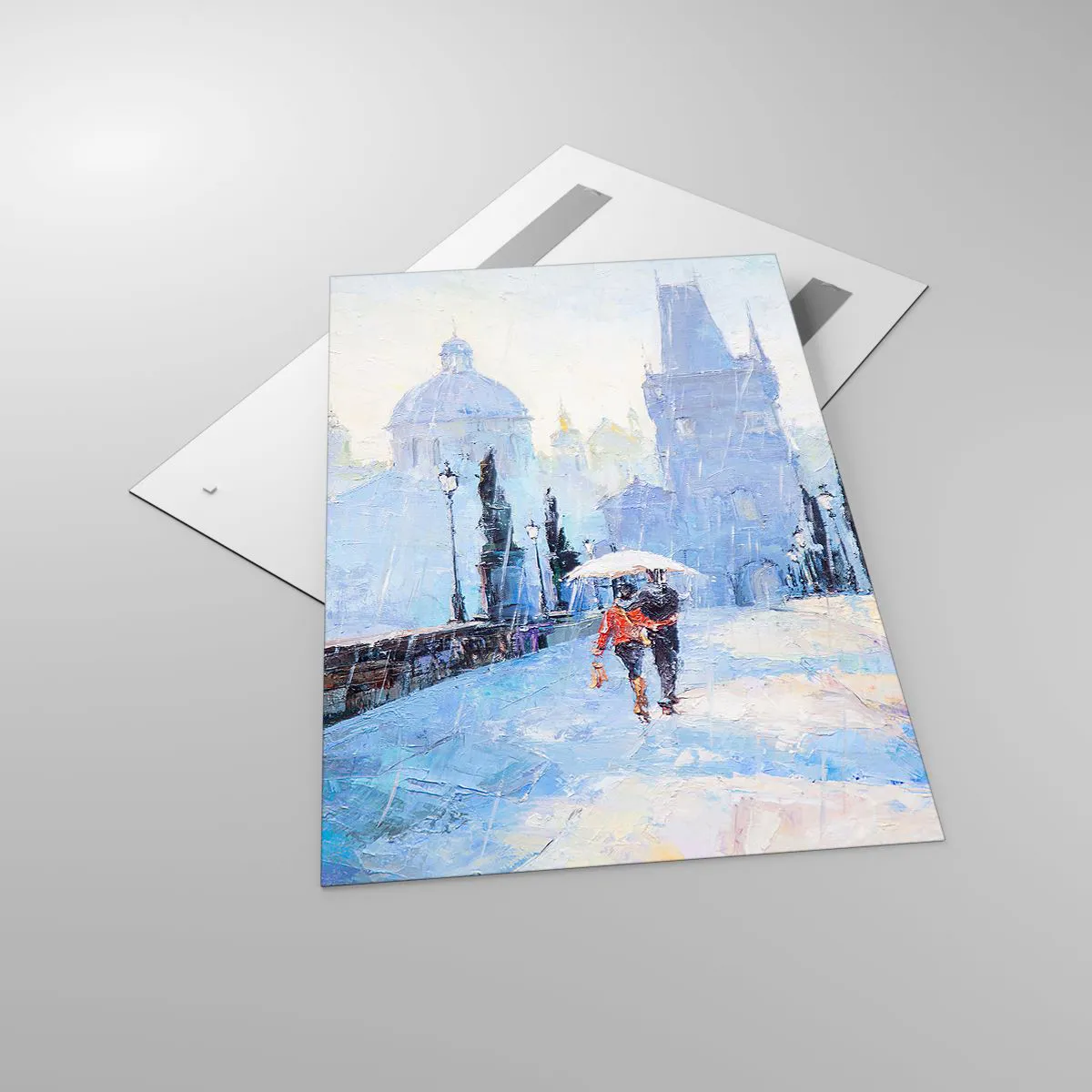 Obraz na szkle - Romantyczna para na moście w deszczu, malarska scena - 80x120cm - Nas zaczarować musiał deszcz - Nowoczesna dekoracja ścienna do salonu i sypialni ARTTOR