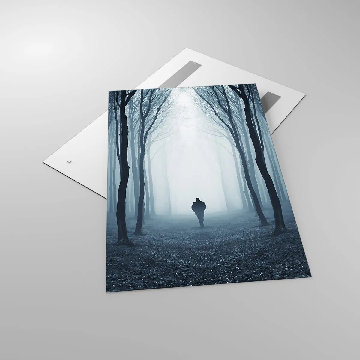 Glasbild - Bild auf glas - Eine Gestalt, die zwischen den Bäumen in einem nebligen Wald spazieren geht - 80x120cm - Alles einfach und übersichtlich - Moderne Wanddekoration für Wohnzimmer und Schlafzimmer ARTTOR