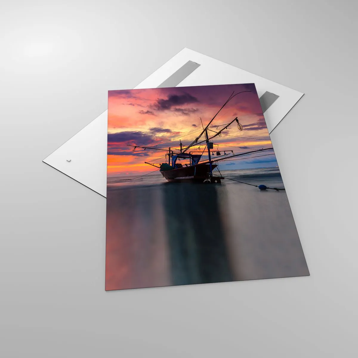 Glasbild - Bild auf glas - Ein Fischerboot vor der Kulisse eines farbenfrohen Sonnenuntergangs - 80x120cm - Exotischer Abend - Moderne Wanddekoration für Wohnzimmer und Schlafzimmer ARTTOR