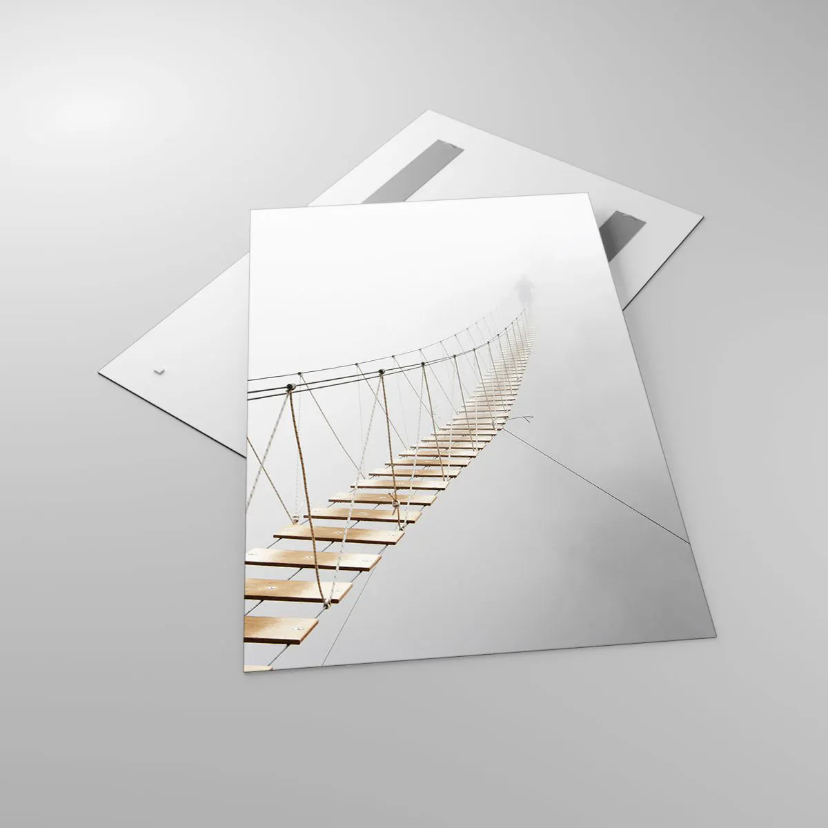 Impression sur verre - Image sur verre - Un pont suspendu dans le brouillard vu d'une perspective minimaliste - 80x120cm - Où cela va-t-il te mener? - Décoration murale moderne pour le salon et la chambre ARTTOR