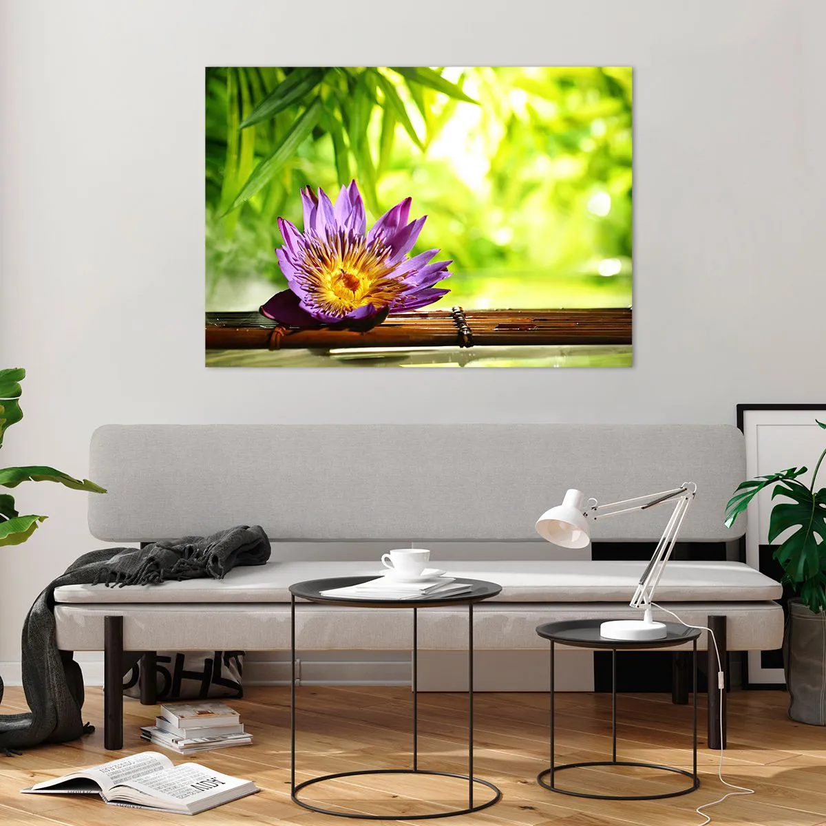 Quadro su vetro - Fiore di loto viola su una tavola di bambù con sfondo verde - 100x70cm - Al sole dell'Asia - Decorazione murale moderna per soggiorno e camera da letto ARTTOR