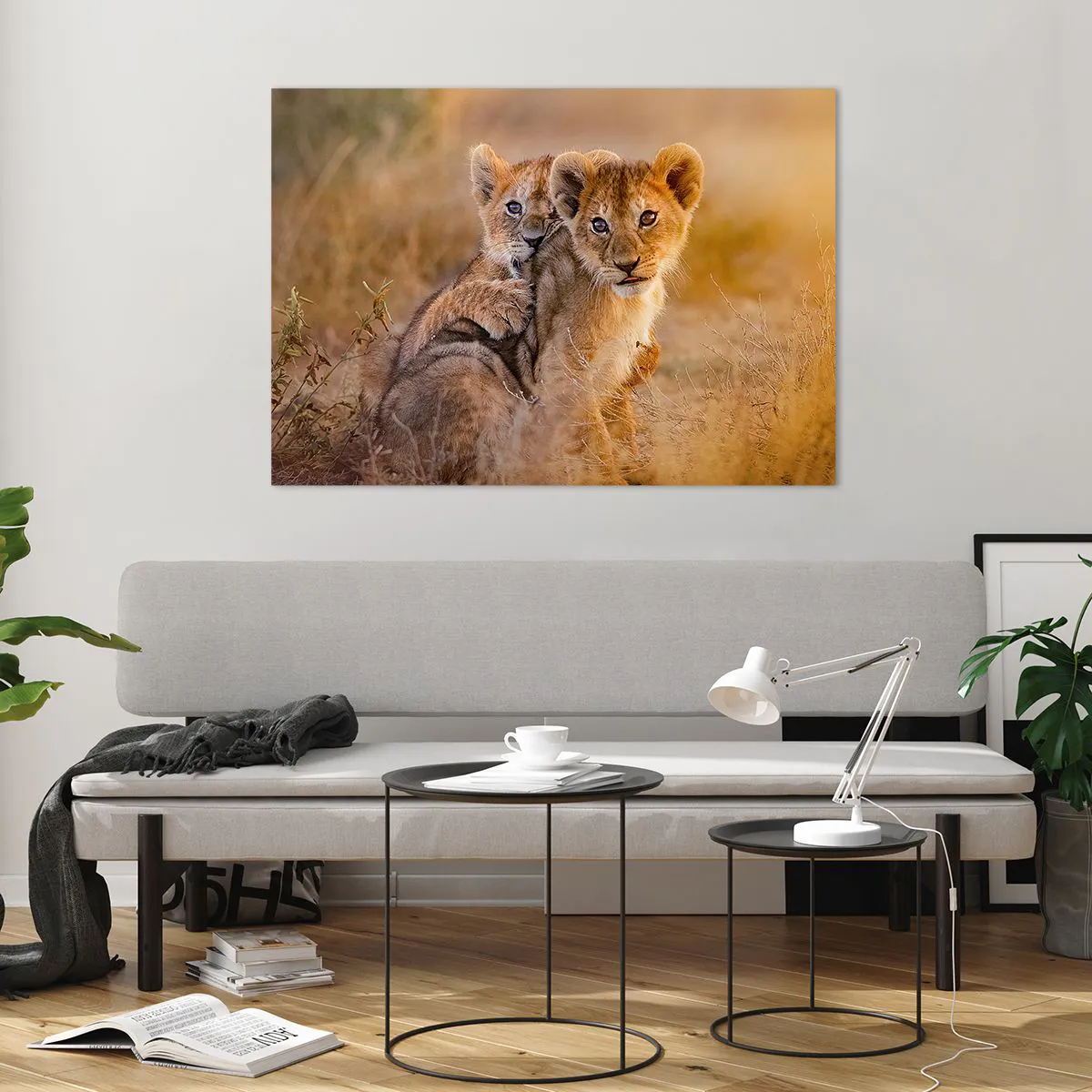 Glasbild - Bild auf glas - Zwei junge Löwenbabys in einer natürlichen Savanne - 100x70cm - Bitte nicht stören! Wir haben Spaß - Moderne Wanddekoration für Wohnzimmer und Schlafzimmer ARTTOR