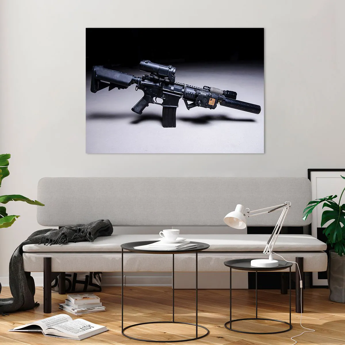 Obraz na szkle - Czarny karabin szturmowy z osprzętem leżący na jasnym tle - 100x70cm - Mroczny rycerz - Nowoczesna dekoracja ścienna do salonu, kuchni i sypialni ARTTOR