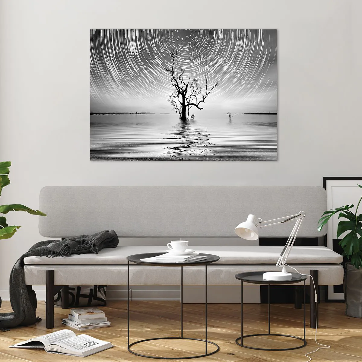 Cuadro sobre vidrio - Impresiones sobre Vidrio - Paisaje en blanco y negro con un árbol y rayas de estrellas. - 100x70cm - Una sinfonía de la naturaleza - Decoración de pared moderna para salón y dormitorio ARTTOR