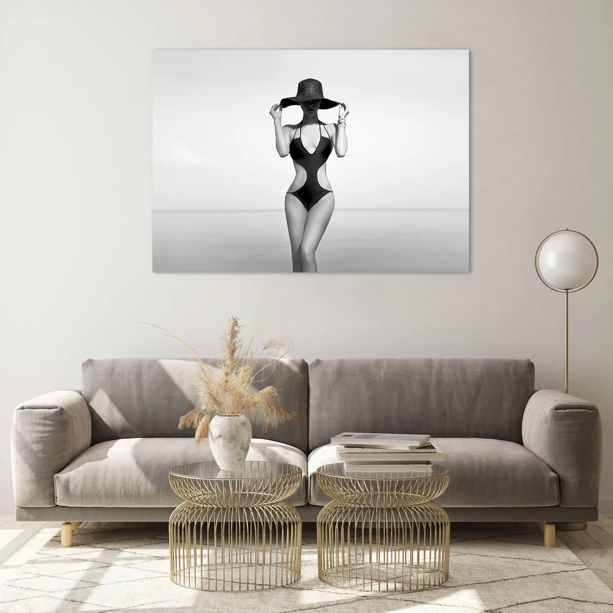 Impression sur verre - Image sur verre - Une femme en maillot de bain noir et chapeau contre la mer - 100x70cm - Mon prénom? Élégance - Décoration murale moderne pour le salon et la chambre ARTTOR