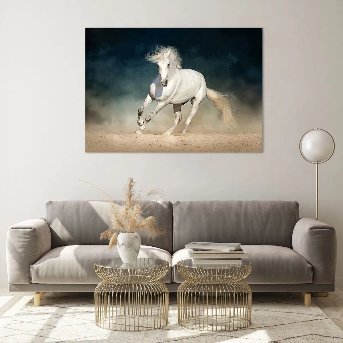 Obraz na szkle - Biały koń galopujący po piasku na tle ciemnego nieba - 100x70cm - Wolność w stanie czystym - Nowoczesna dekoracja ścienna do salonu, kuchni i sypialni ARTTOR