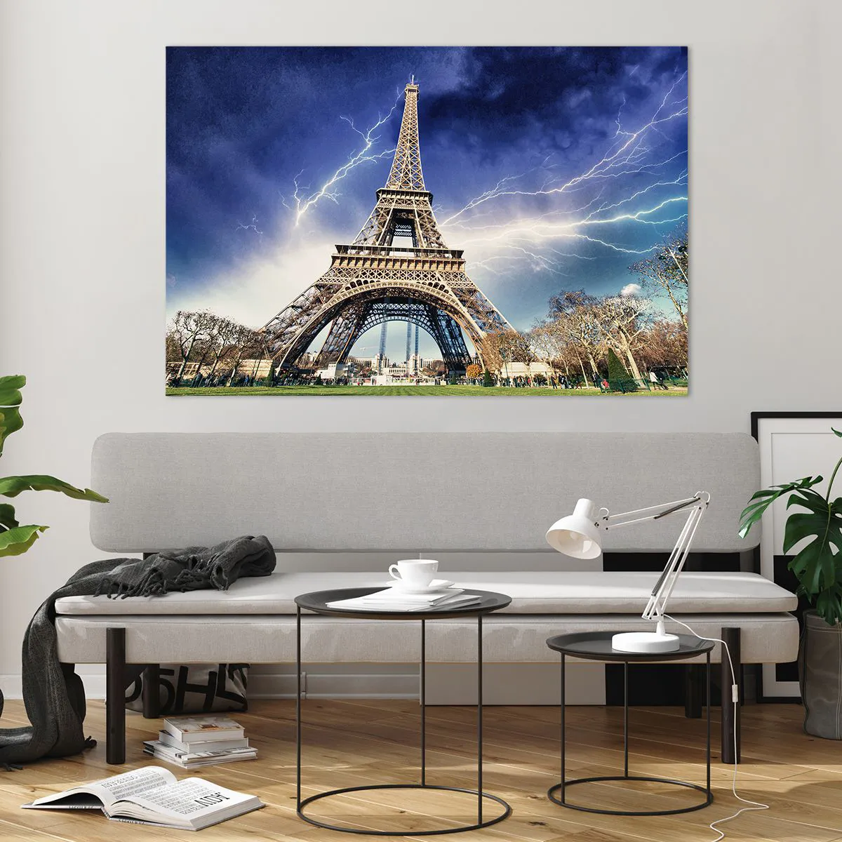 Glasbild - Bild auf glas - Der Eiffelturm, umgeben von Blitzen an einem bewölkten Tag - 120x80cm - Herrscherin der Stürme - Moderne Wanddekoration für Wohnzimmer und Schlafzimmer ARTTOR